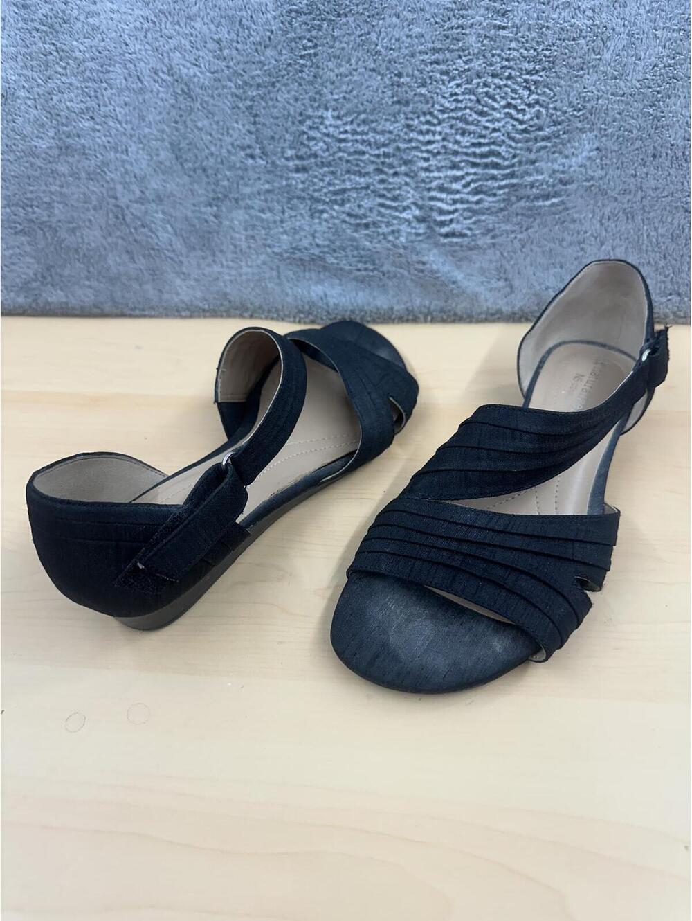 Naturalizer Black Pleated Slingback Sandals Minimalist Summer Footwear